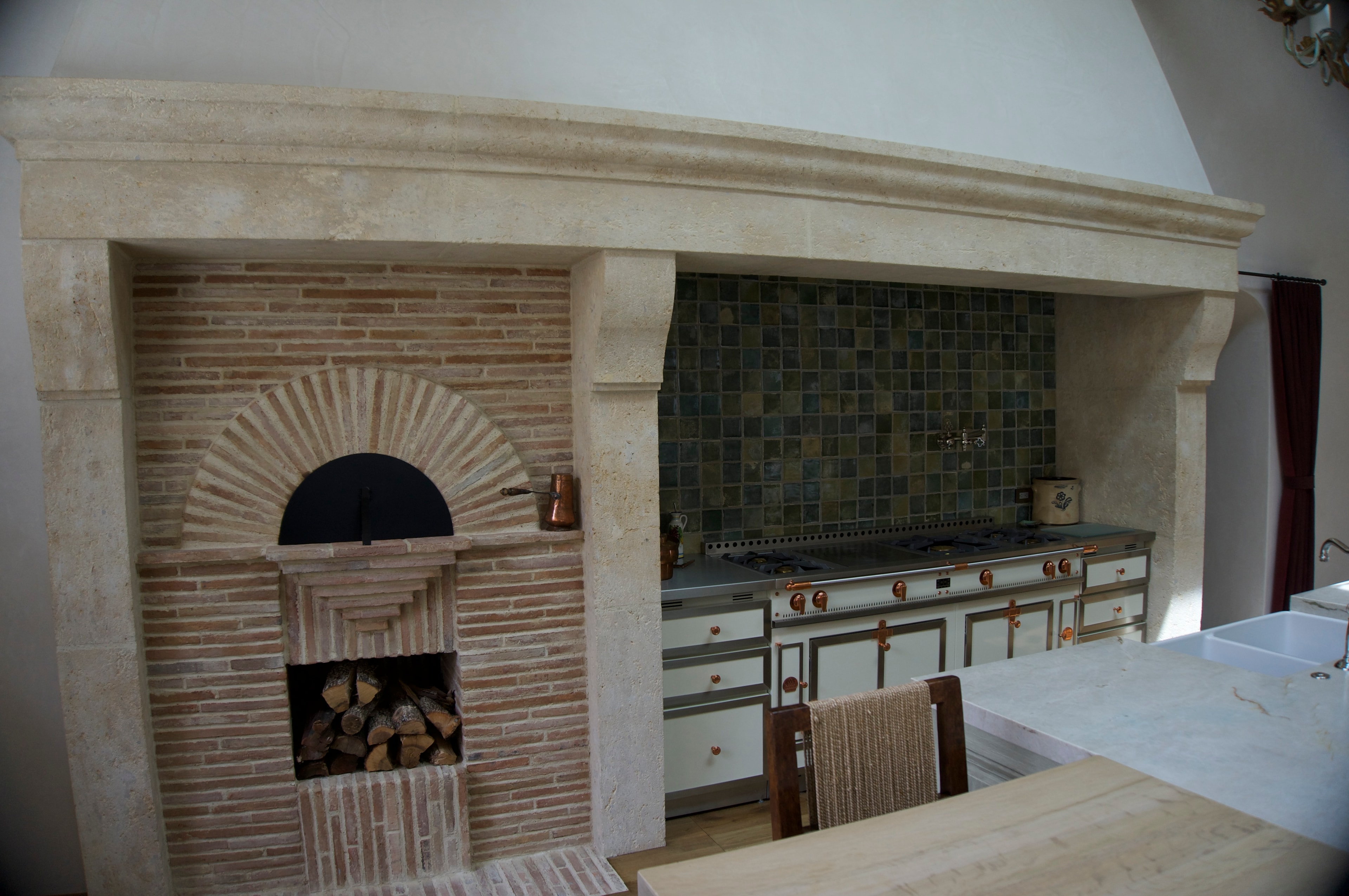 Stone kitchen surround with pizza oven and professional range
